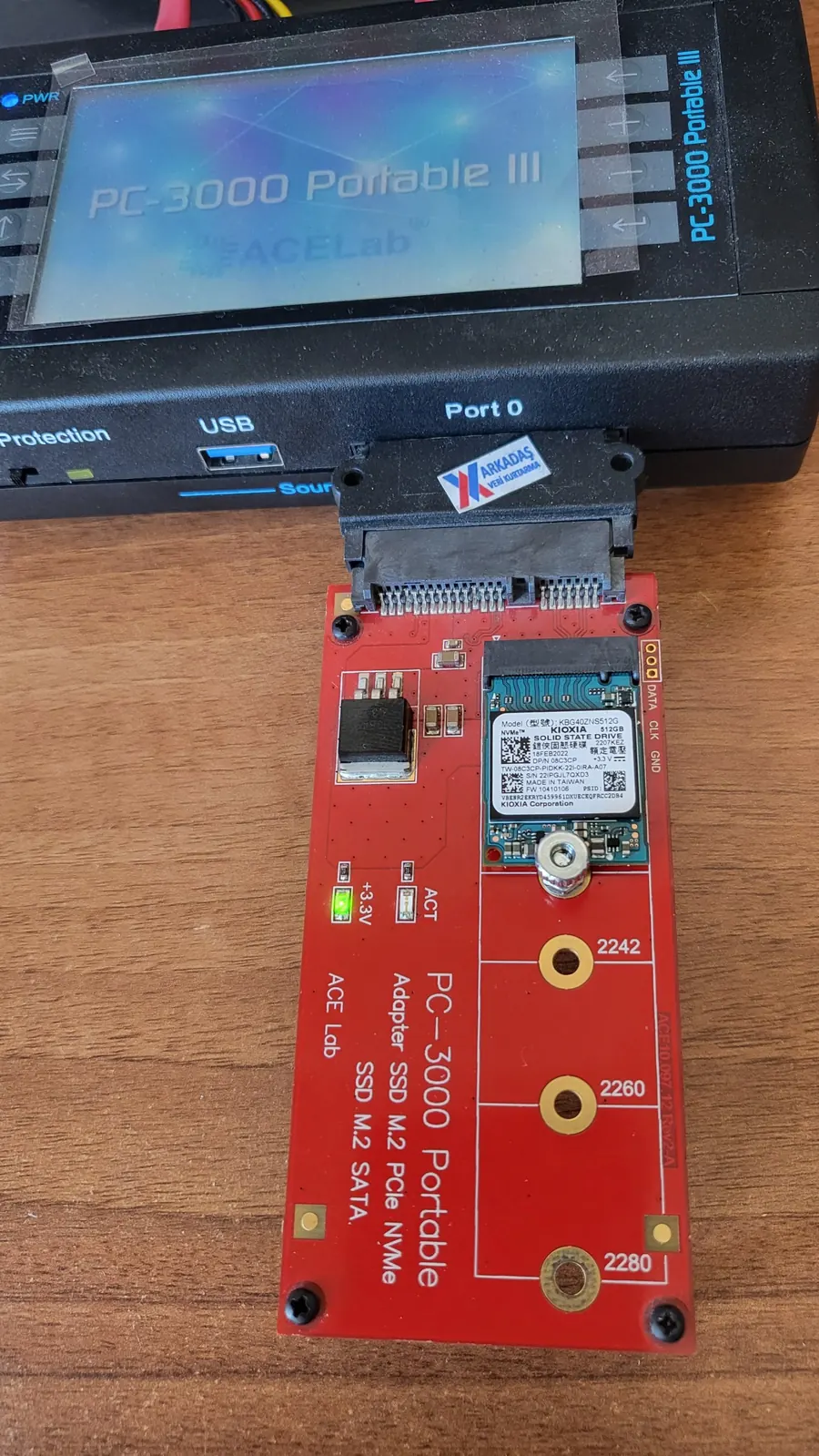 PC-3000 Portable III cihazına M.2 NVMe adaptörüyle bağlanmış KIOXIA 512 GB NVMe SSD — laboratuvarımızda SSD veri kurtarma